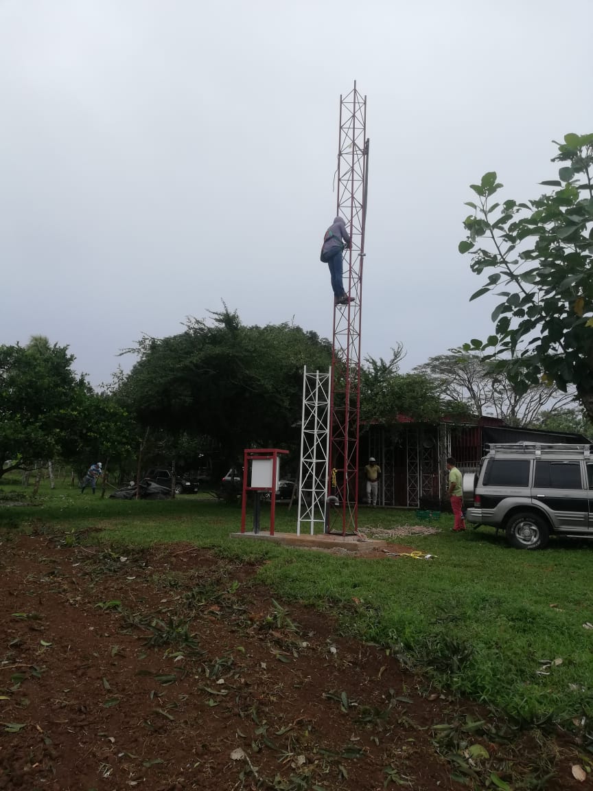 Imagen hombre instalando una antena